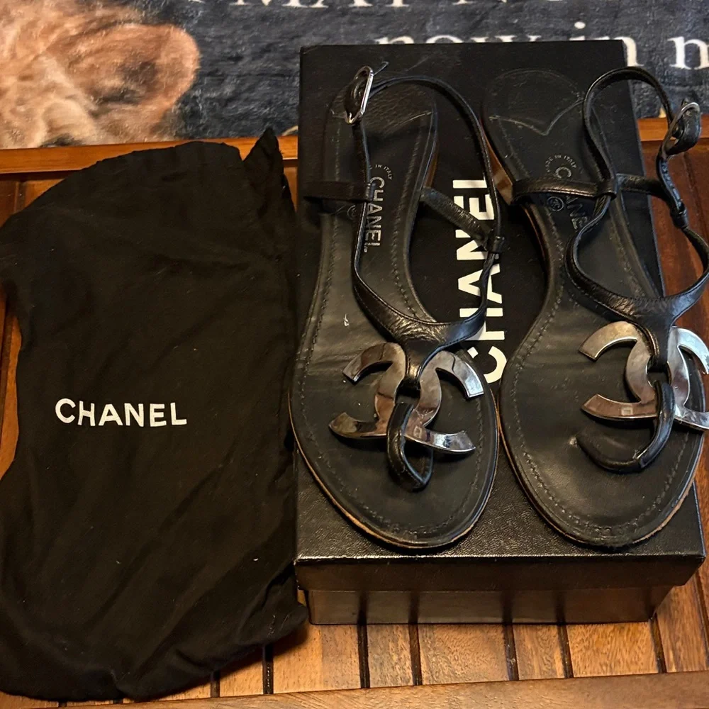 CHANEL Black Leather CC Logo Thong Sandals - Picture 8 of 9